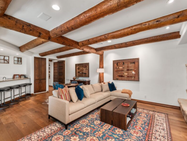 Luxurious Ski-in/ Ski-out Vacation Home - Family-Friendly Retreat